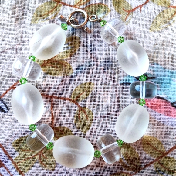 Frosted Oval Lucite Clear Lucite Doughnut Beads Kelly Green Bicone Bead Bracelet - Picture 2 of 8